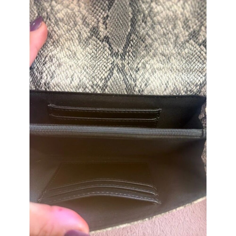 Guess Wallet - Picture 6 of 7